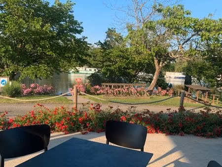 fond de commerce bar-restaurant-snack au coeur d'une halte nautique sur le canal entre deu