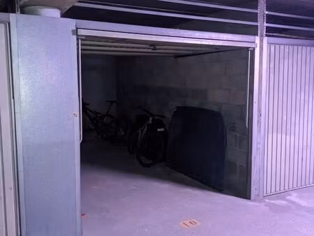 garage/box dans parking sécurisé proche métro