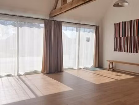 local professionnel 35 m² – lumineux  orientation sud – stationnement privé