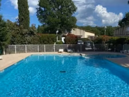 location meublée appartement 3 pièces 50 m² à tourrettes (83440)  1 050 €