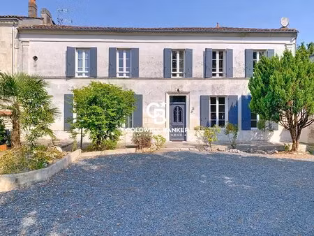 charmante maison charentaise au cœur du village de colombiers