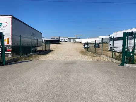 jonage-meyzieu : terrain industriel pour stockage / parking
