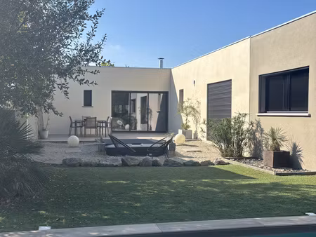 maison contemporaine de plain-pied avec piscine  spa et jard