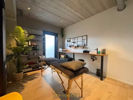 à louer  espace de pratique multifonctionnel avec table d...