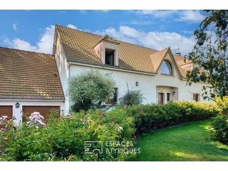 villa contemporaine sur jardin paysagé avec piscine couverte