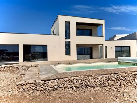 villa contemporaine d'exception toit terrasse  vue imprenable sur la mer et studio indépen