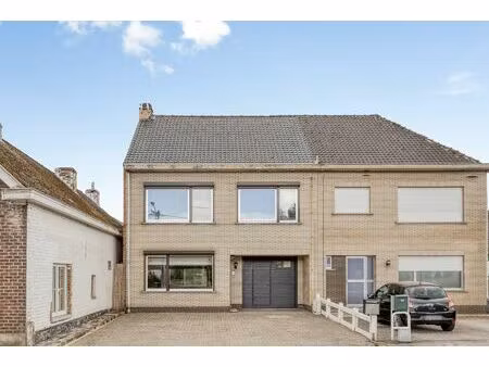 op te frissen halfopen woning met loods te affligem