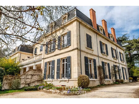 loger son habitat dans l'aile d'un château de l'ardèche.
