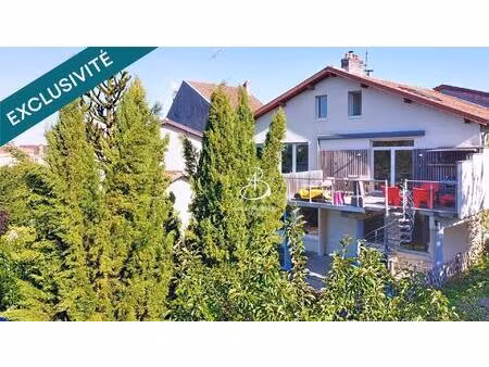 maison d'exception d'env. 280 m2 proche commodités.