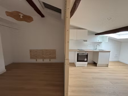 studio de 24m2 situe au 3eme etage dans le centre de casteln
