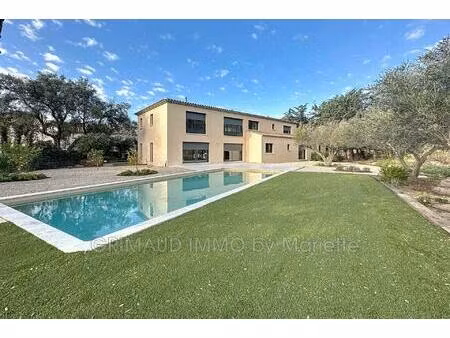 villa neuve ? cadre paisible sur 6 ha de terrain.