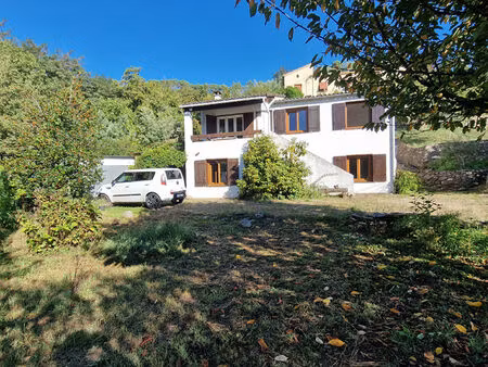 maison sur deux niveaux avec terrain de 1 500 m² et garages