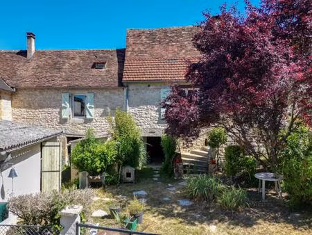 secteur coeur de causse - agréable maison de village et dépendances avec bel espace...