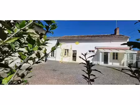 maison de village de 123 m2 de plain-pied avec dependances et grand jardin