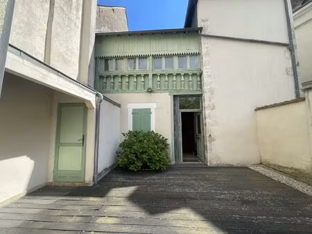 vend maison de caractère avec local commercial à lignieres