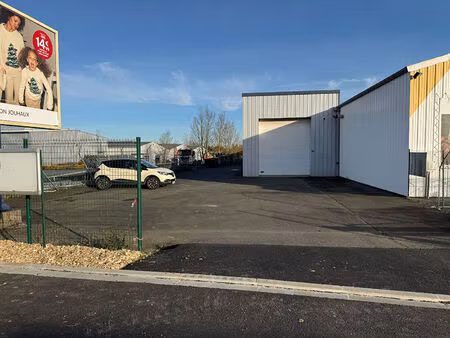 a vendre bâtiment industriel 123 m2 avec parking en zone d'agneaux (50180)