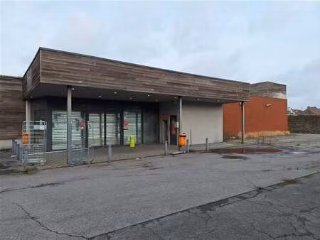 importante surface commerciale de près de 650m² avec parking