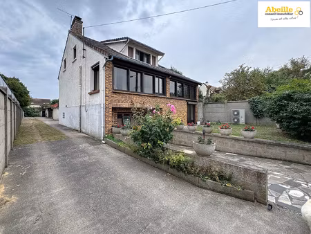 ensemble immobilier avec maison familiale et dépendance.