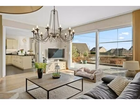 bureau haut de gamme avec maison et piscine