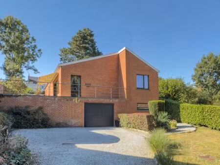 genval : charmante villa 3 chambres tb entretenue