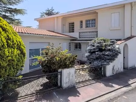 immeuble avec local commercial et studio indépendant au cœur de salles