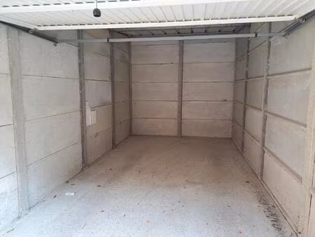 garage fermé dans copropriété récente et sécurisée.