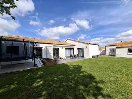 vente maison à sainte-foy (85150) : à vendre / 150m² sainte-foy