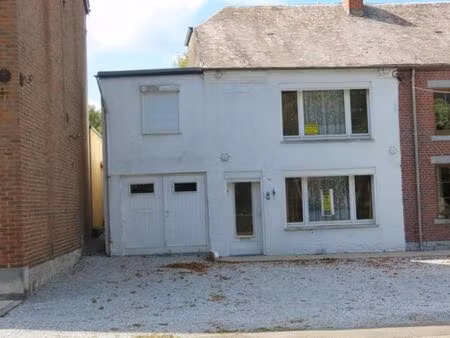 maison d’habitation avec jardin située au centre du village