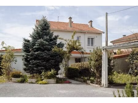 maison familiale avec jardin aménagé et stationnement