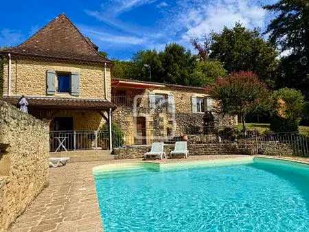 superbe ensemble immobilier avec deux masions et un séchoir à tabac réhabilité en carport.