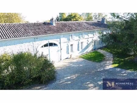 maison en pierre avec parc et dependance