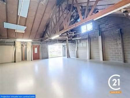 vaste entrepôt de +/- 200m2 proche des axes routiers