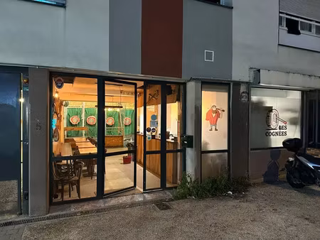 local à la vente de 227 m2 avec une très belle hauteur sous plafond