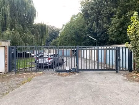 ensemble de 5 garages dans une co-propriete