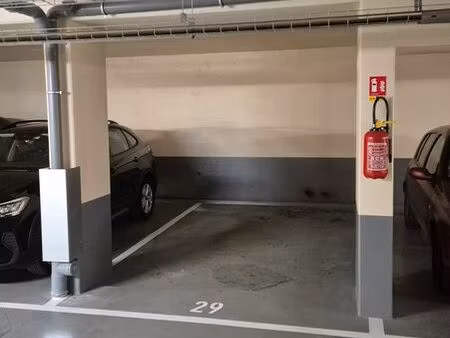 parking sécurisé à 50m du métro 14