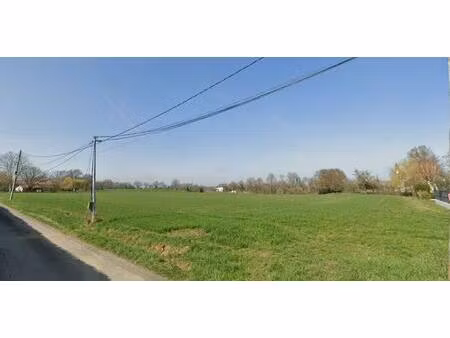 spacieux terrain constructible  cœur de village