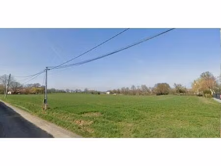 spacieux terrain constructible  en plein cœur de village