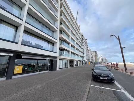 magasin spacieux sur la digue du zoute avec environ 7m de v