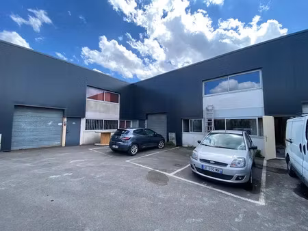 local d'activités avec bureaux d'accompagnement de 153 m² idéalement placé  proche de l'au