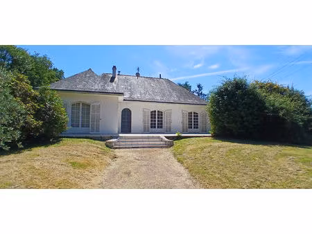 venez visiter cette maison à erbray de 260 m2 6 chambres sur 4700m2 de terrain.