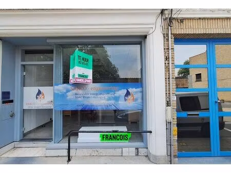 espace commercial compact prêt à être emménagé dans le cent…