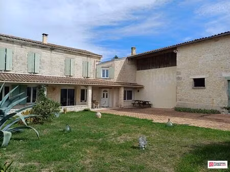 epannes - maison en pierre avec dépendances