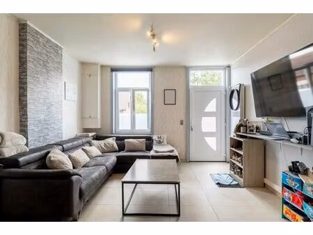 maison 2 façades avec jardin et prairie attenante