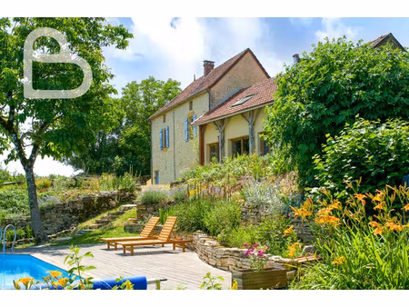 maison en pierre avec piscine et grange