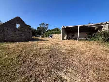 tourch (29) : terrain à bâtir de 830 m2 viabilisé avec bâtisses en pierre à rénover