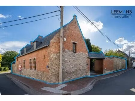 maison de caractère avec jardin emmuré et dépendances