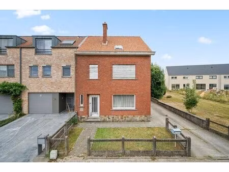 maison à moderniser  située au calme  avec 3 chambres