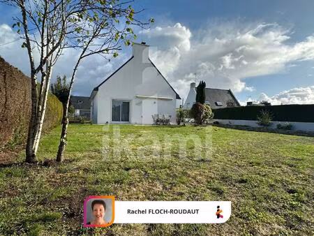 proche des plages et des commodités belle contemporaine avec double garage.