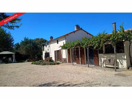 maison en pierre avec gîte et piscine