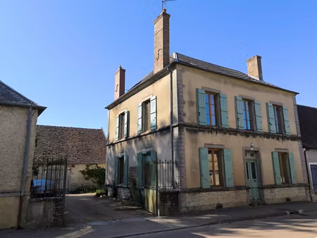 propriété de caractère au pied du canal du nivernais
